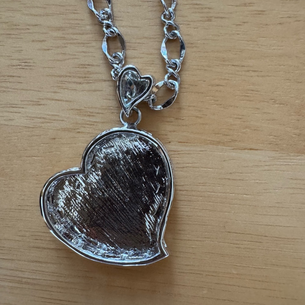 Elegant Chanel Style Silver Heart Pendant Necklace - Picture 4 of 5
